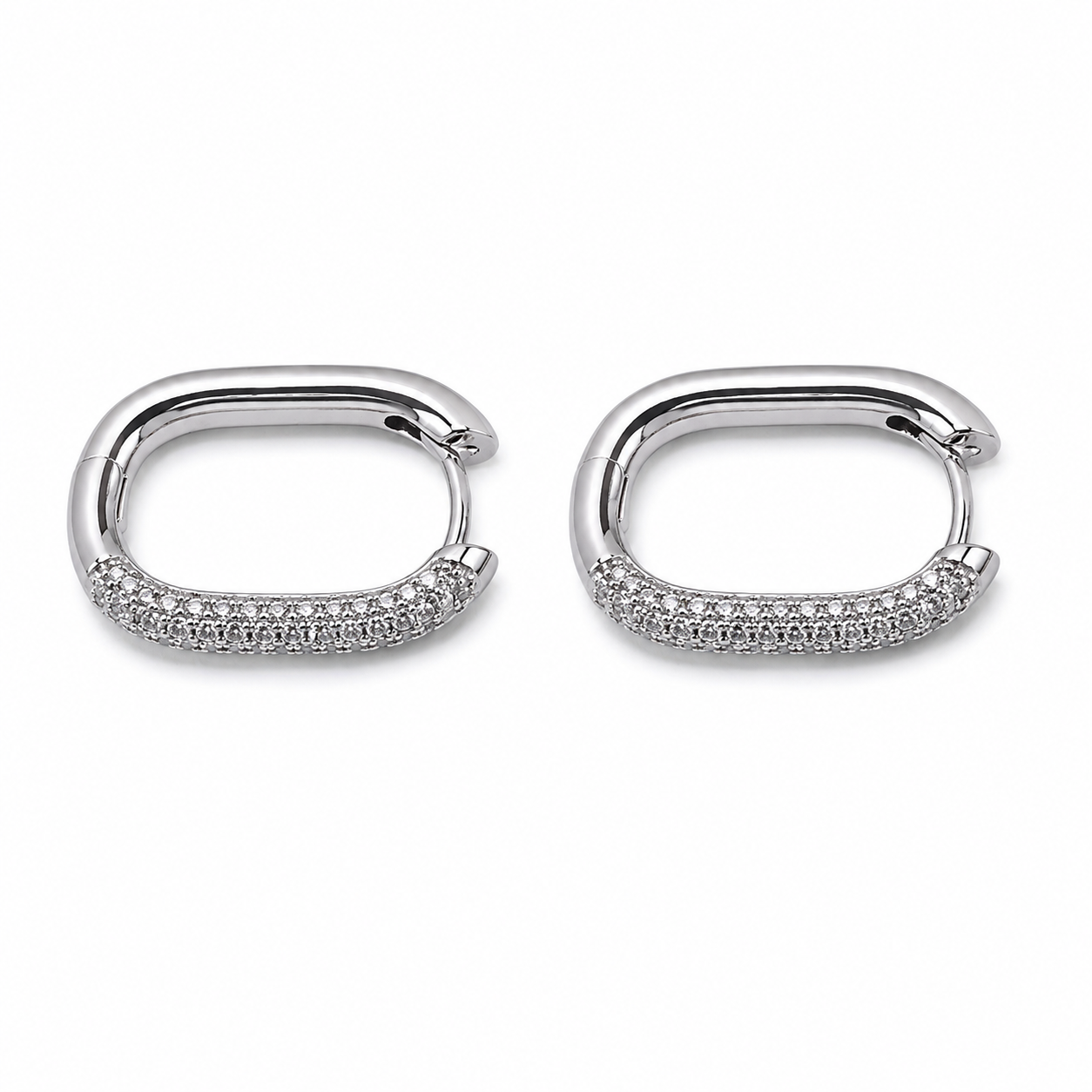 PM122 – Silver Rounded Square Full Pavé Huggie Minđuše