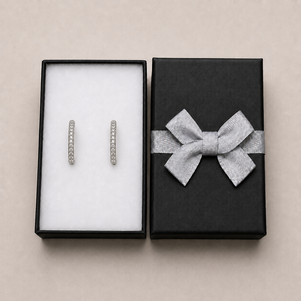PM122 – Silver Rounded Square Full Pavé Huggie Minđuše