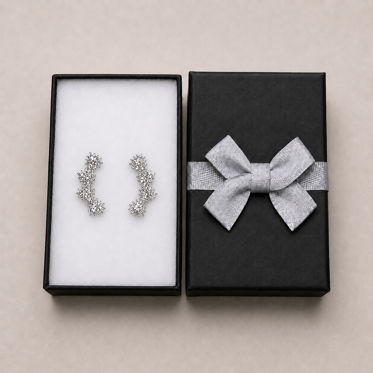 PM124 – Silver Celestial Rosette Ear Crawler Minđuše