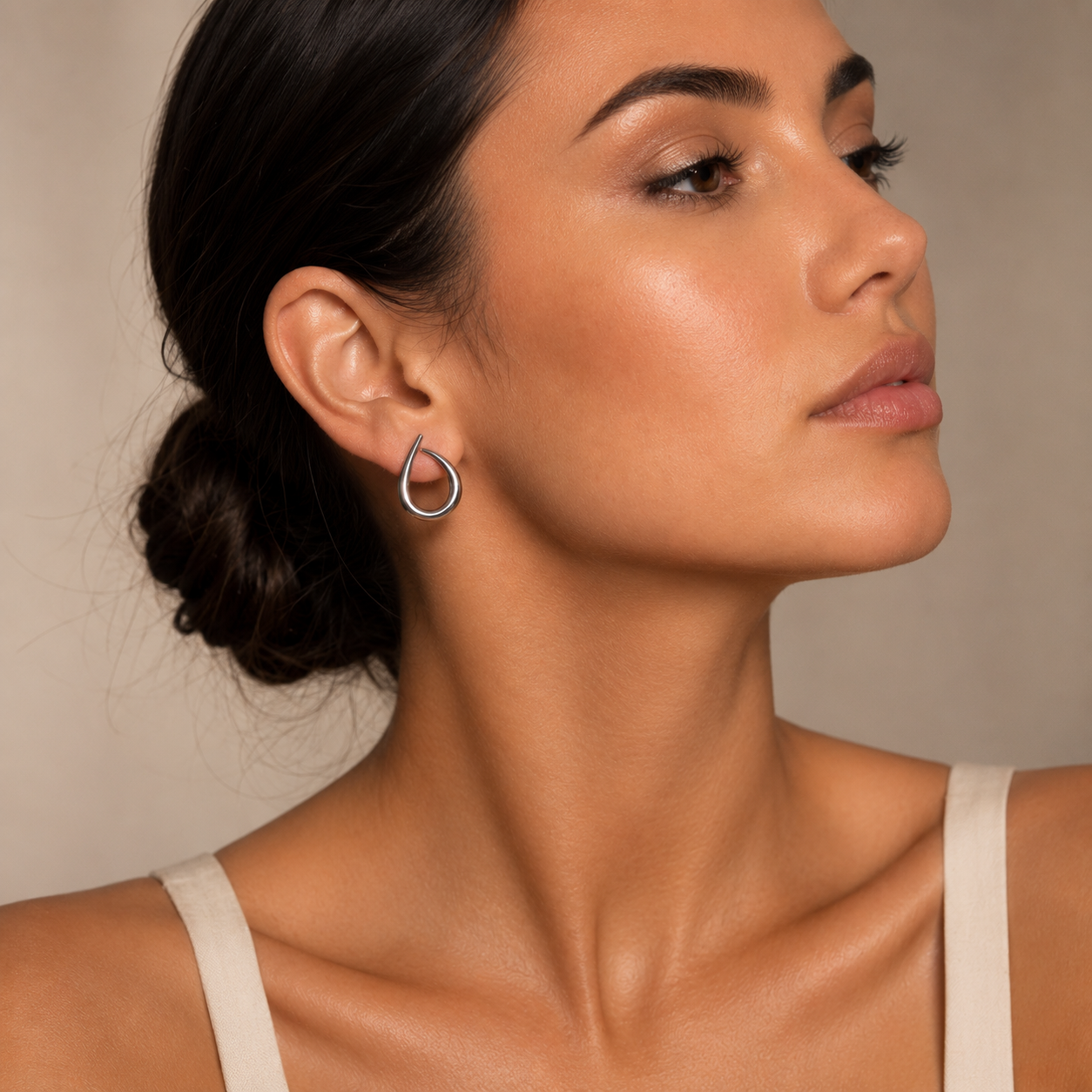 PM117 – Silver Sculptural Swirl Loop Stud Minđuše