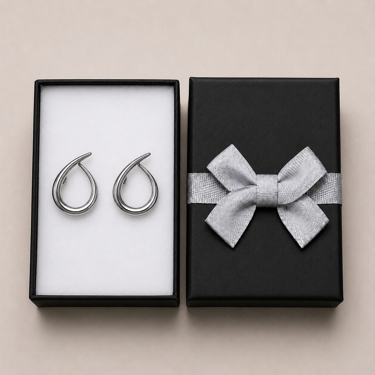 PM117 – Silver Sculptural Swirl Loop Stud Minđuše