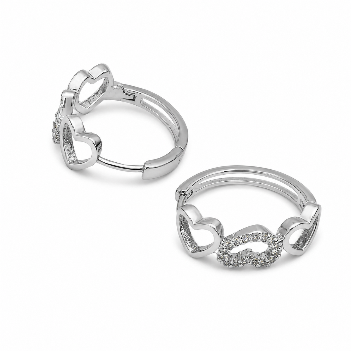 PM118 – Silver Triple Heart Pavé Huggie Minđuše