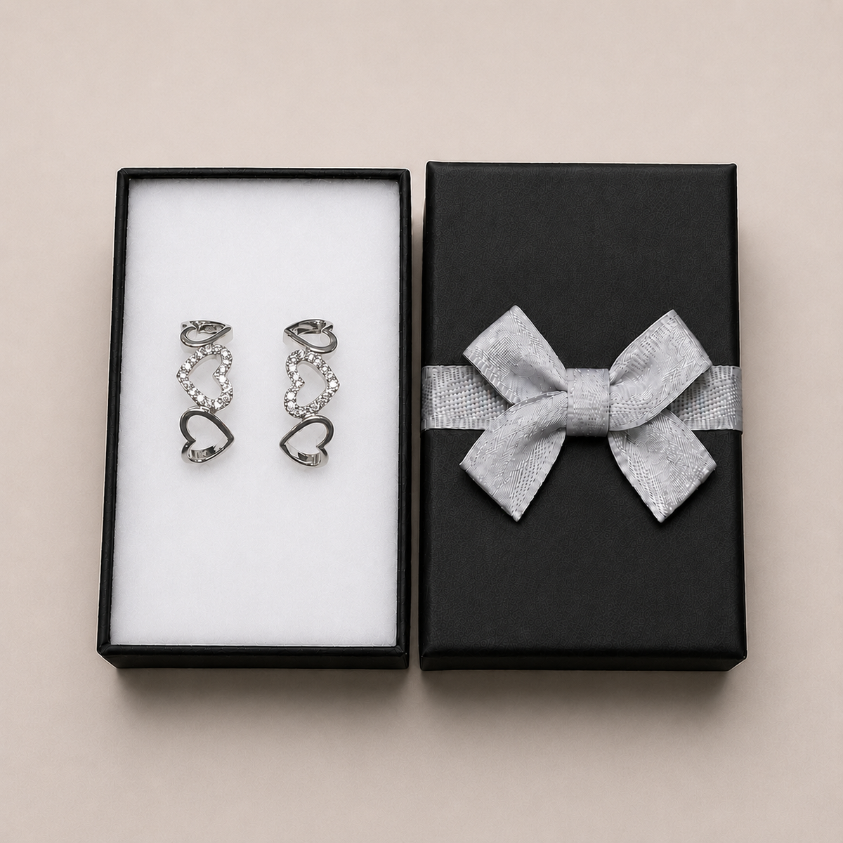 PM118 – Silver Triple Heart Pavé Huggie Minđuše