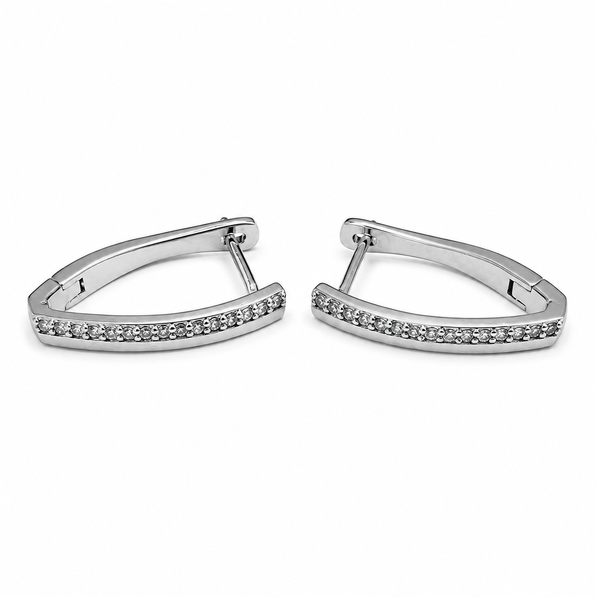 PM119 – Silver Pointed Arc Pavé Huggie Minđuše