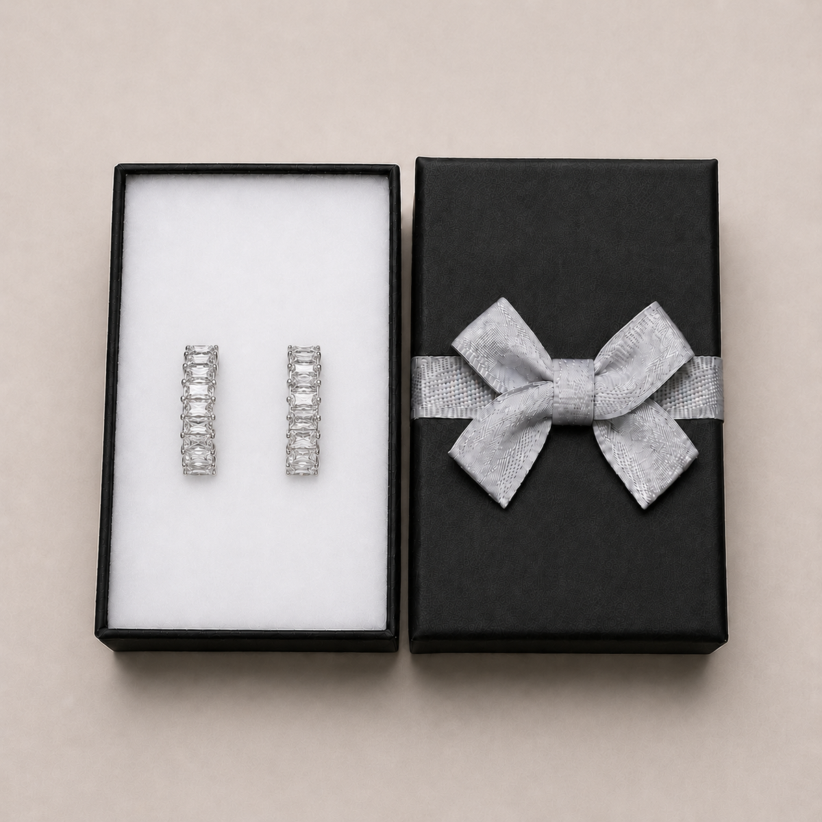 PM127 – Silver Baguette CZ Half Hoop Stud Minđuše