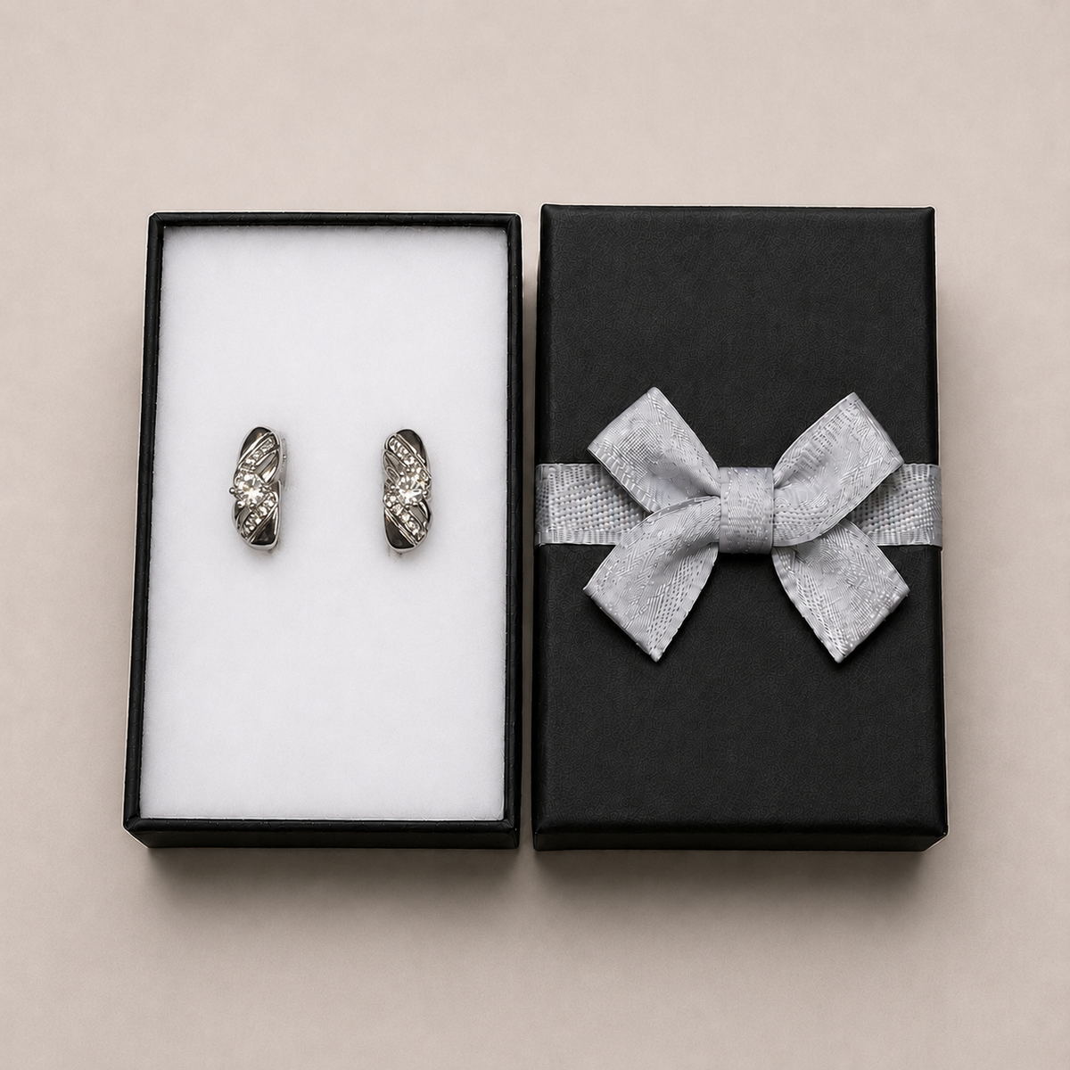 PM128 – Silver Center Stone Groove Huggie Minđuše