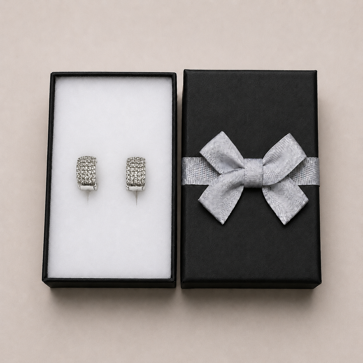 PM139 – Silver Iced Out Pavé Huggie Minđuše