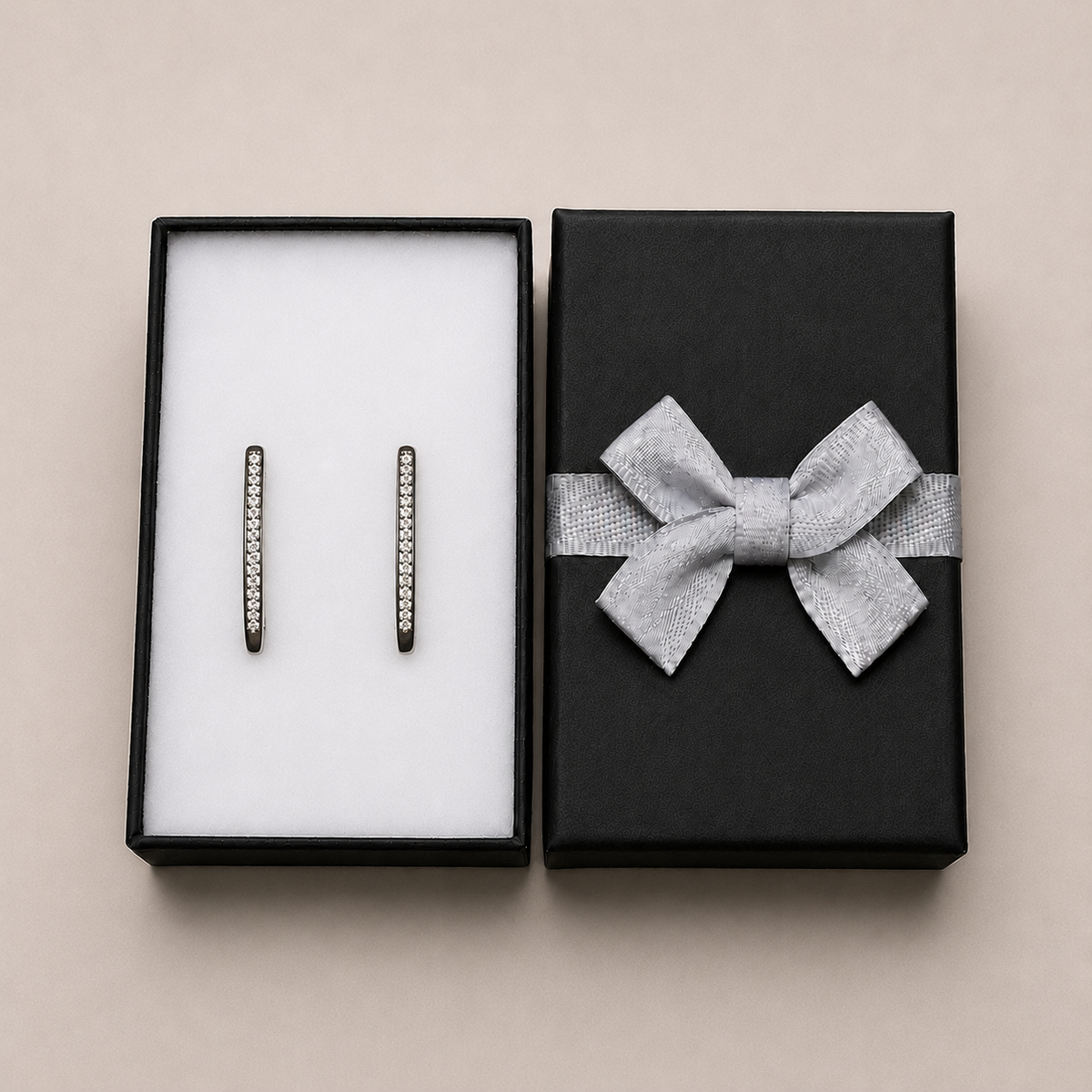 PM140 – Silver Angular Bar CZ Huggie Minđuše