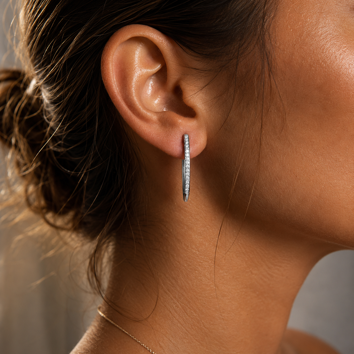 PM140 – Silver Angular Bar CZ Huggie Minđuše