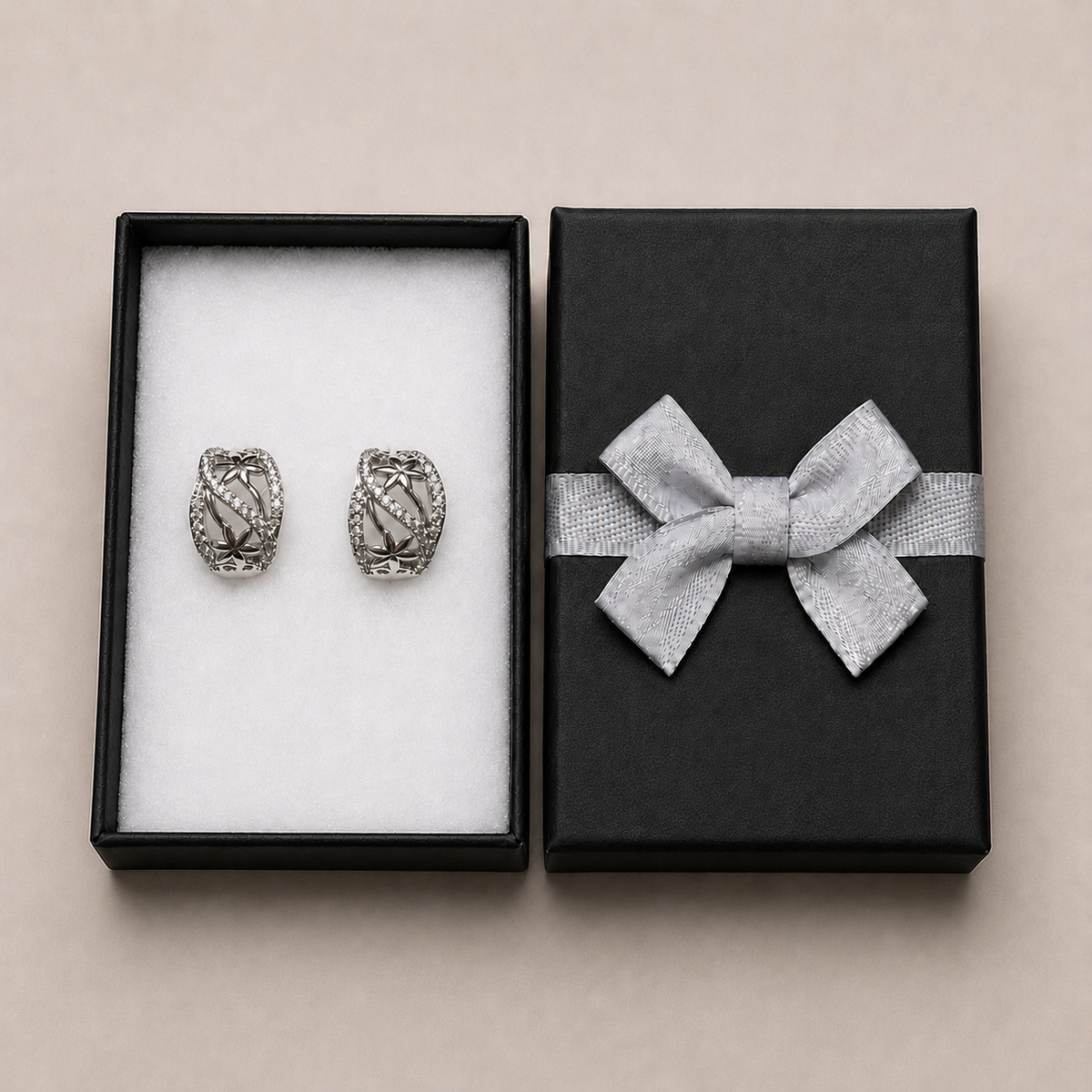 PM130 – Silver Starburst Filigree Pavé Huggie Minđuše