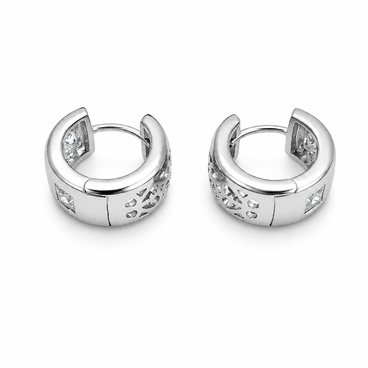 PM132 – Silver Princess Cut Bezel Filigree Huggie Minđuše