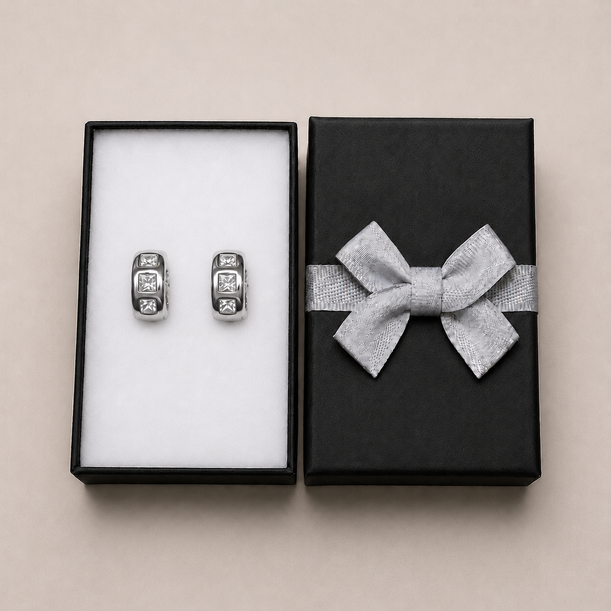 PM132 – Silver Princess Cut Bezel Filigree Huggie Minđuše
