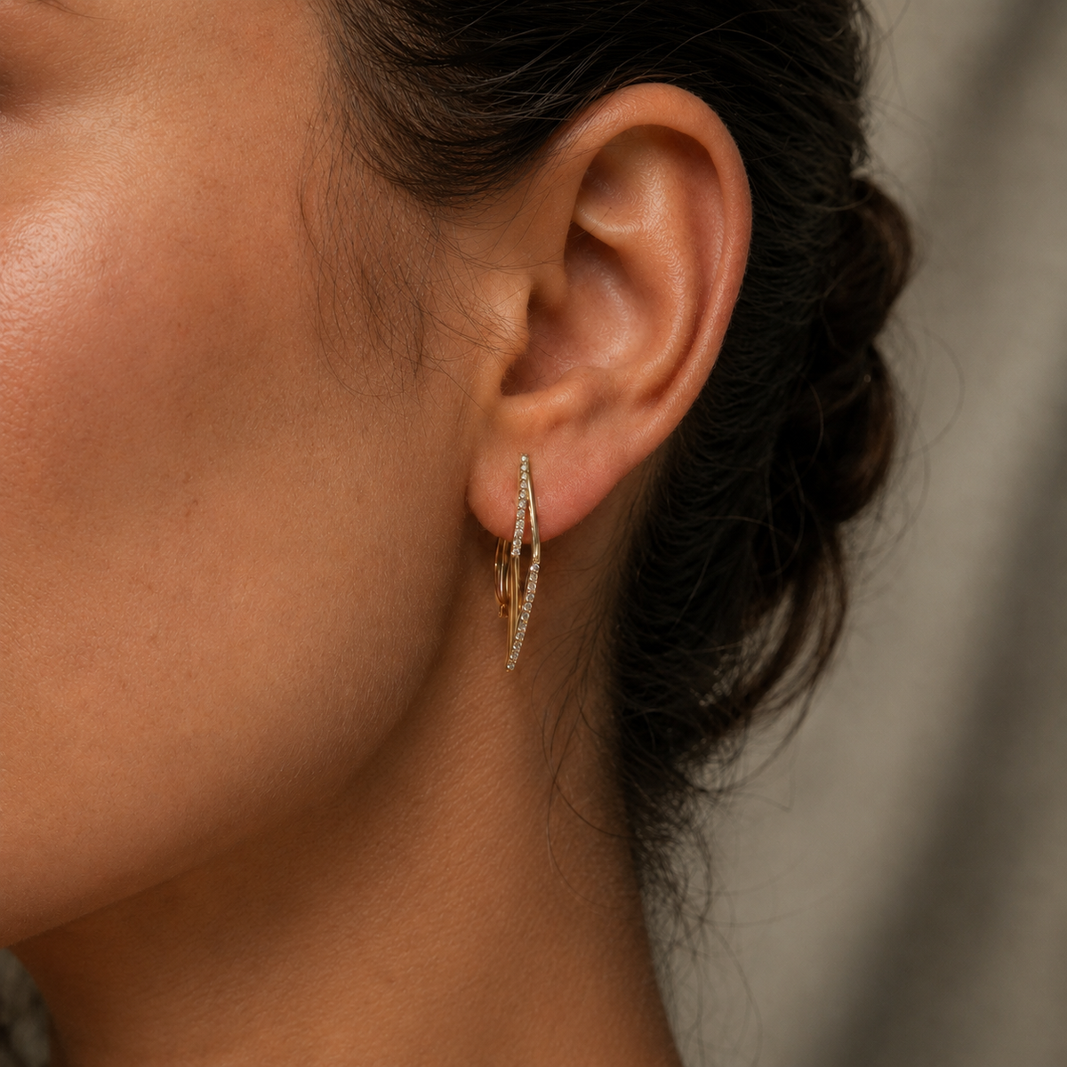 PM003G – Gold Double Bar Bypass CZ Huggie Minđuše
