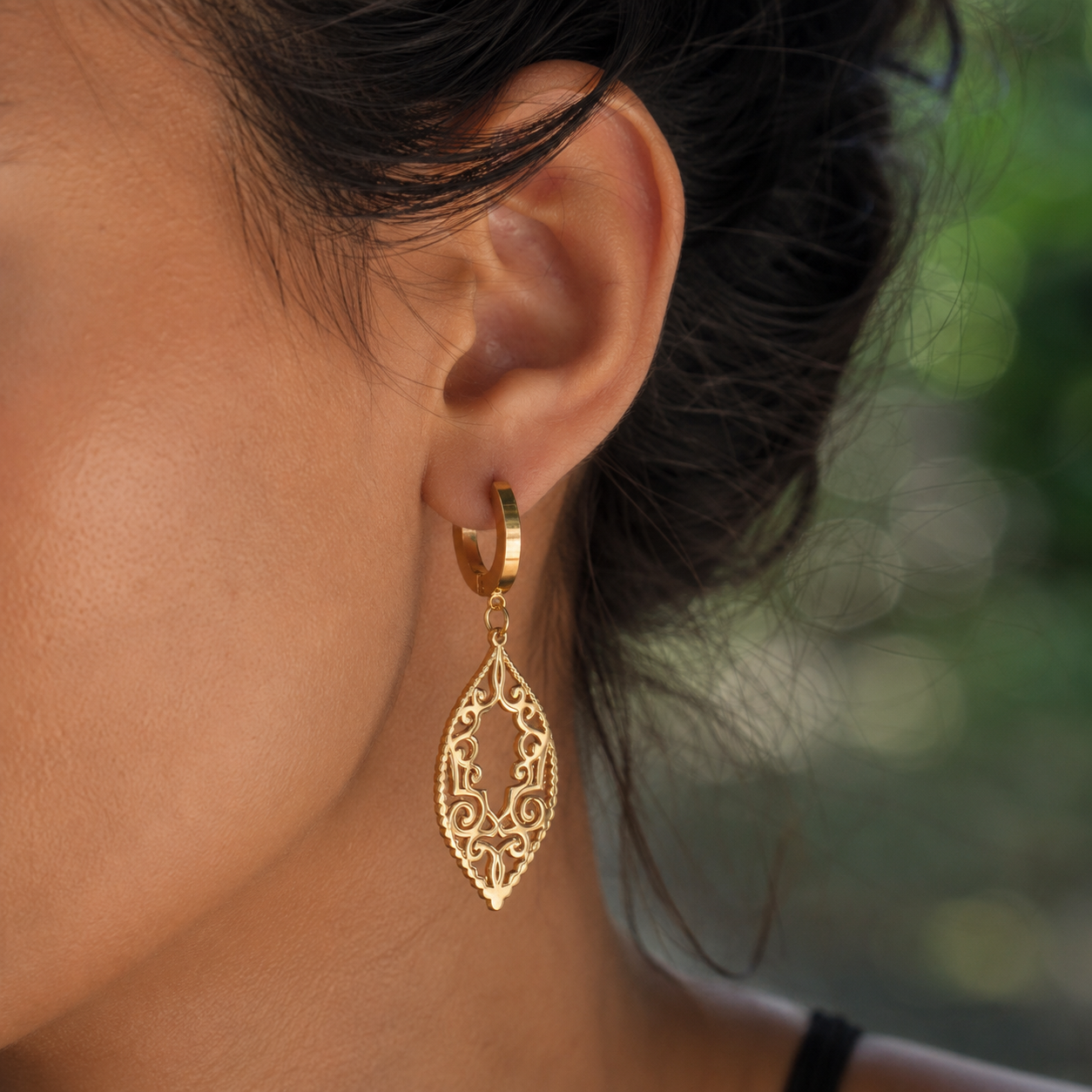PM004G – Gold Arabesque Lantern Drop Huggie Minđuše