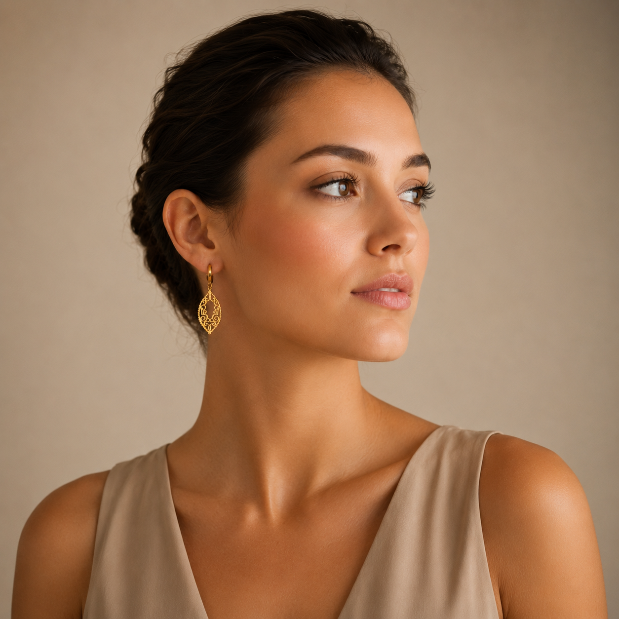 PM004G – Gold Arabesque Lantern Drop Huggie Minđuše