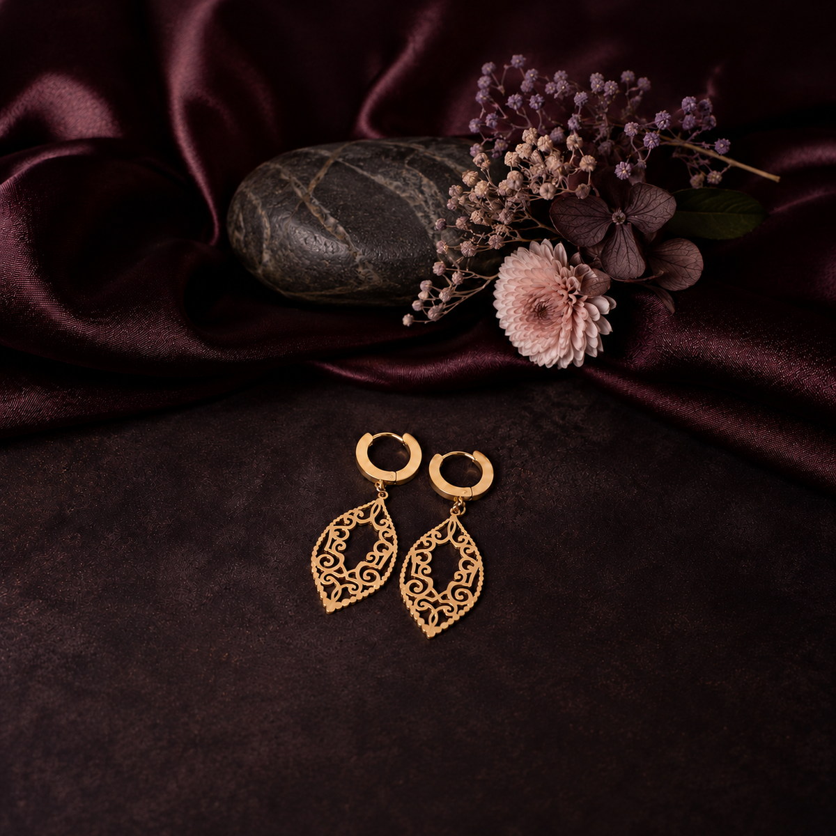 PM004G – Gold Arabesque Lantern Drop Huggie Minđuše