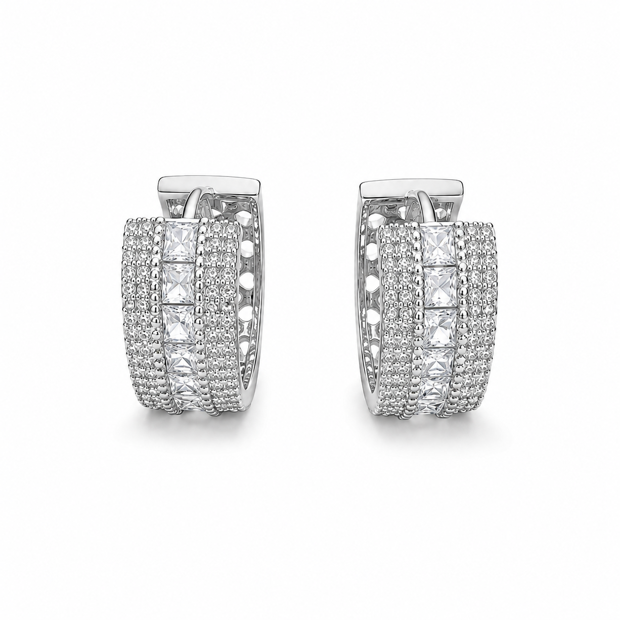 PM129 – Silver Princess Cut Pavé Chunky Huggie Minđuše – prednji ugao