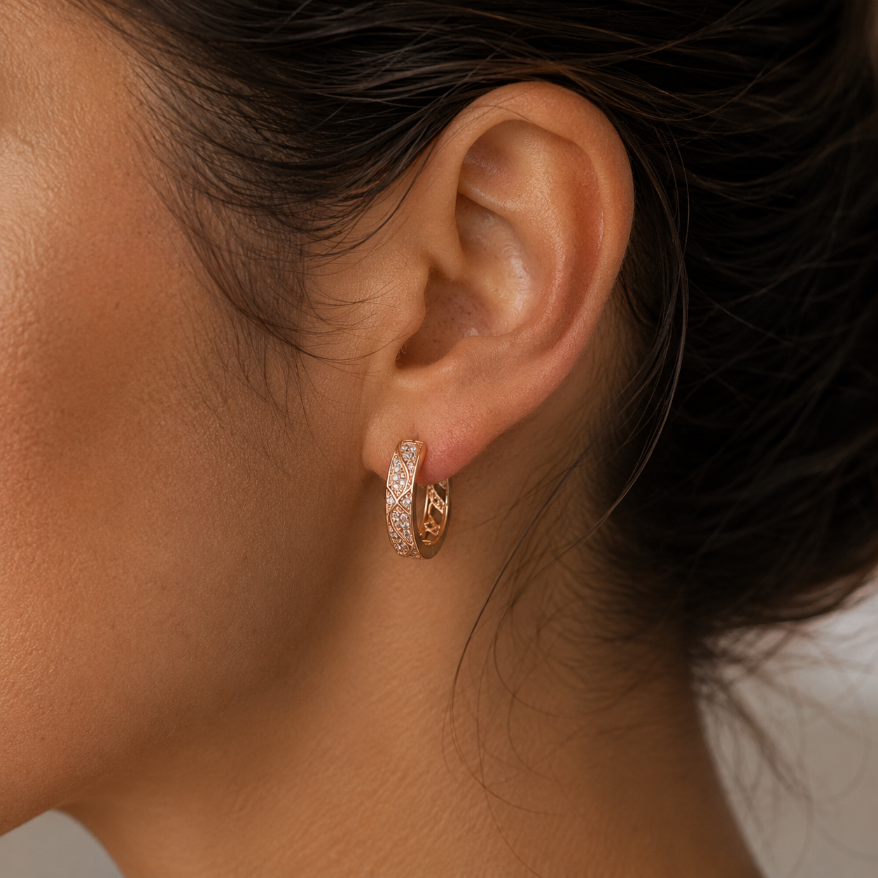 PM006G – Gold Wide Band Pavé & Cutout Huggie Minđuše