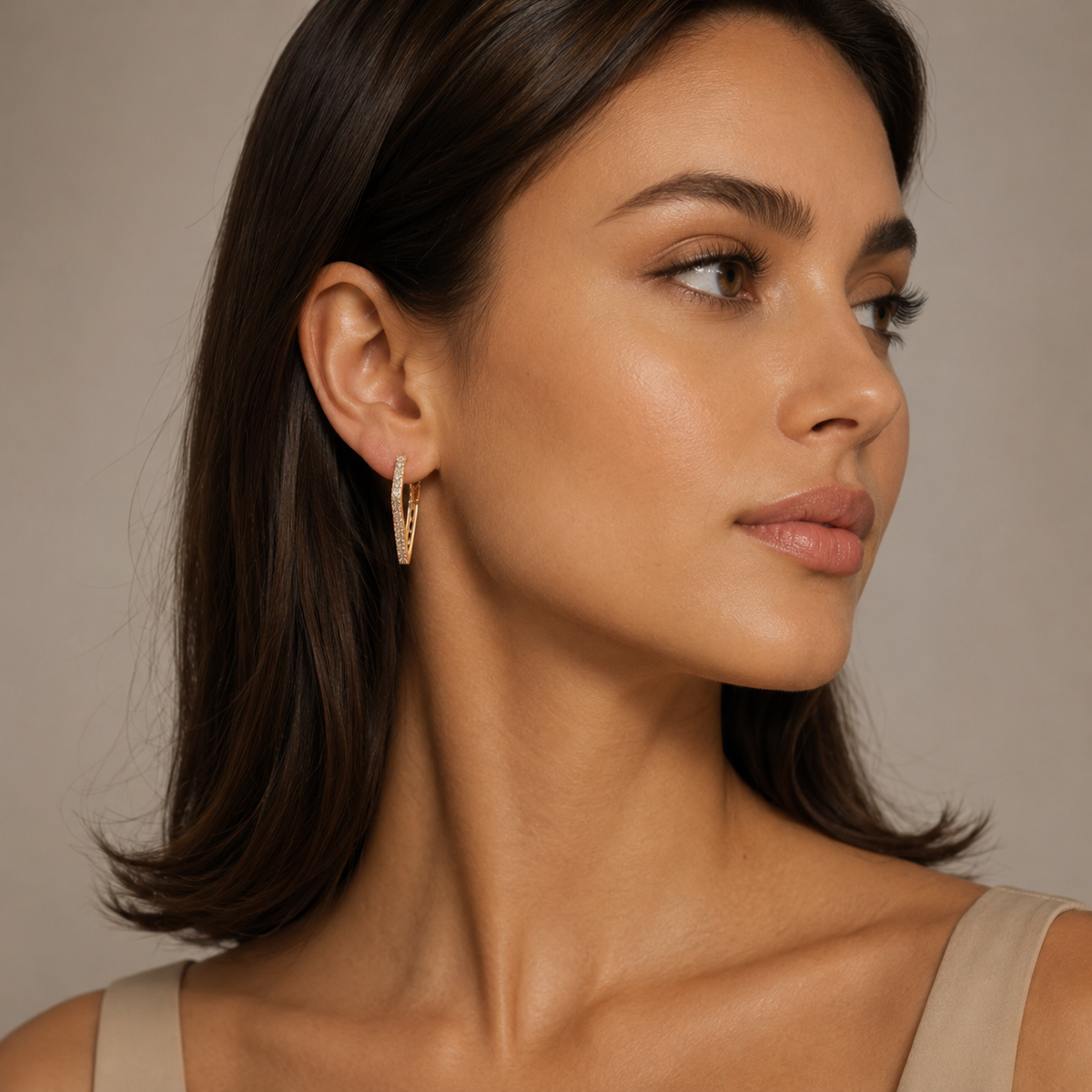 PM009G – Gold Pentagon Arrow Pavé Hoop Minđuše