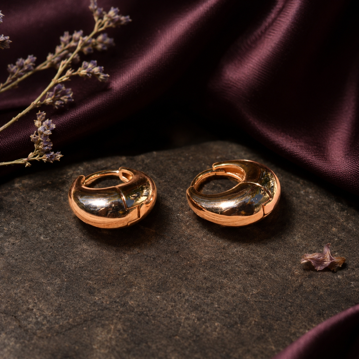 PM016G – Gold Chunky Oval Huggie Minđuše