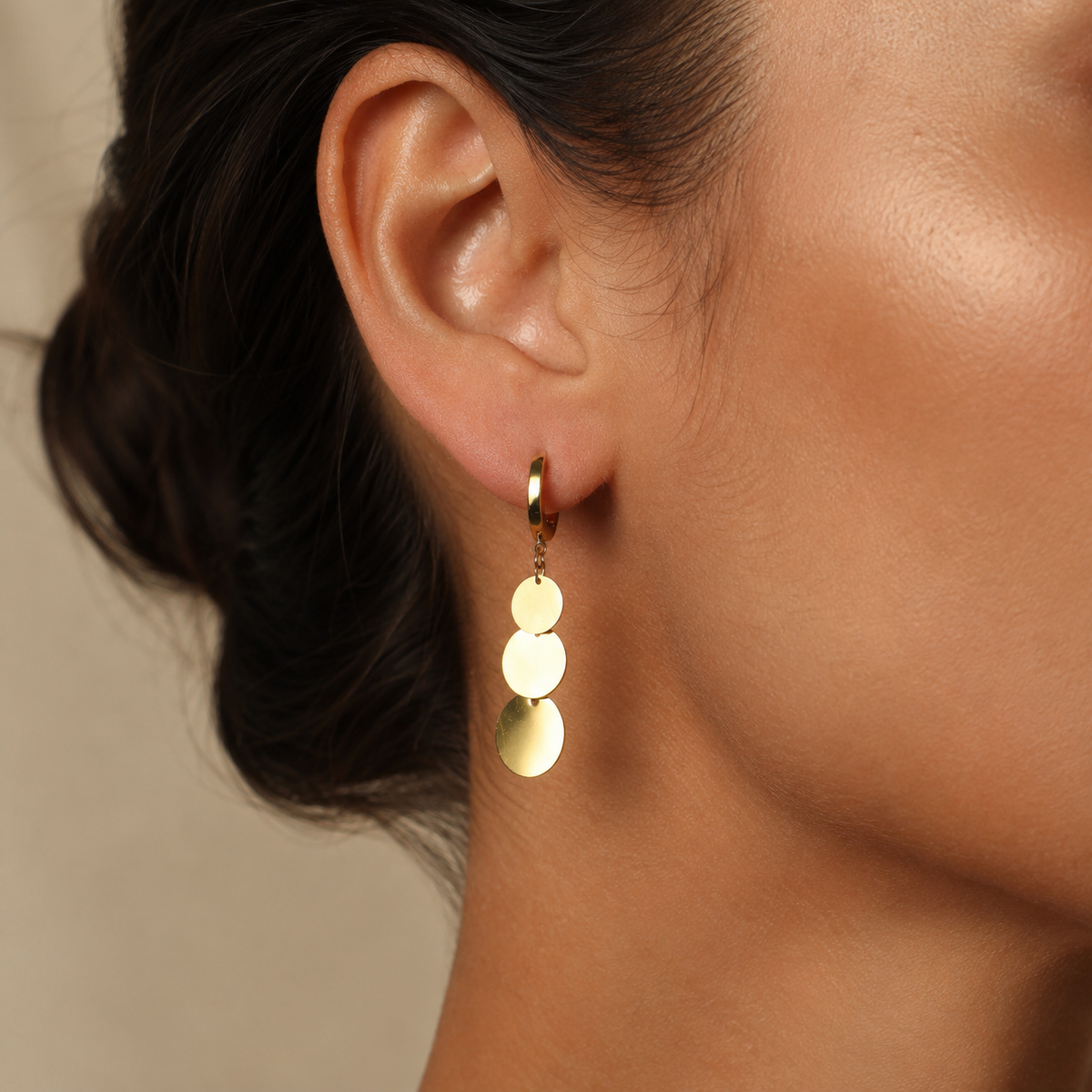 PM018G – Gold Triple Disc Cascade Huggie Minđuše
