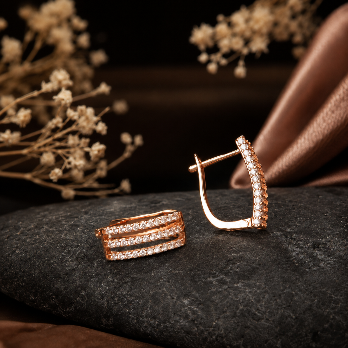 PM020G – Gold Multi-Row Pavé Arch Huggie Minđuše