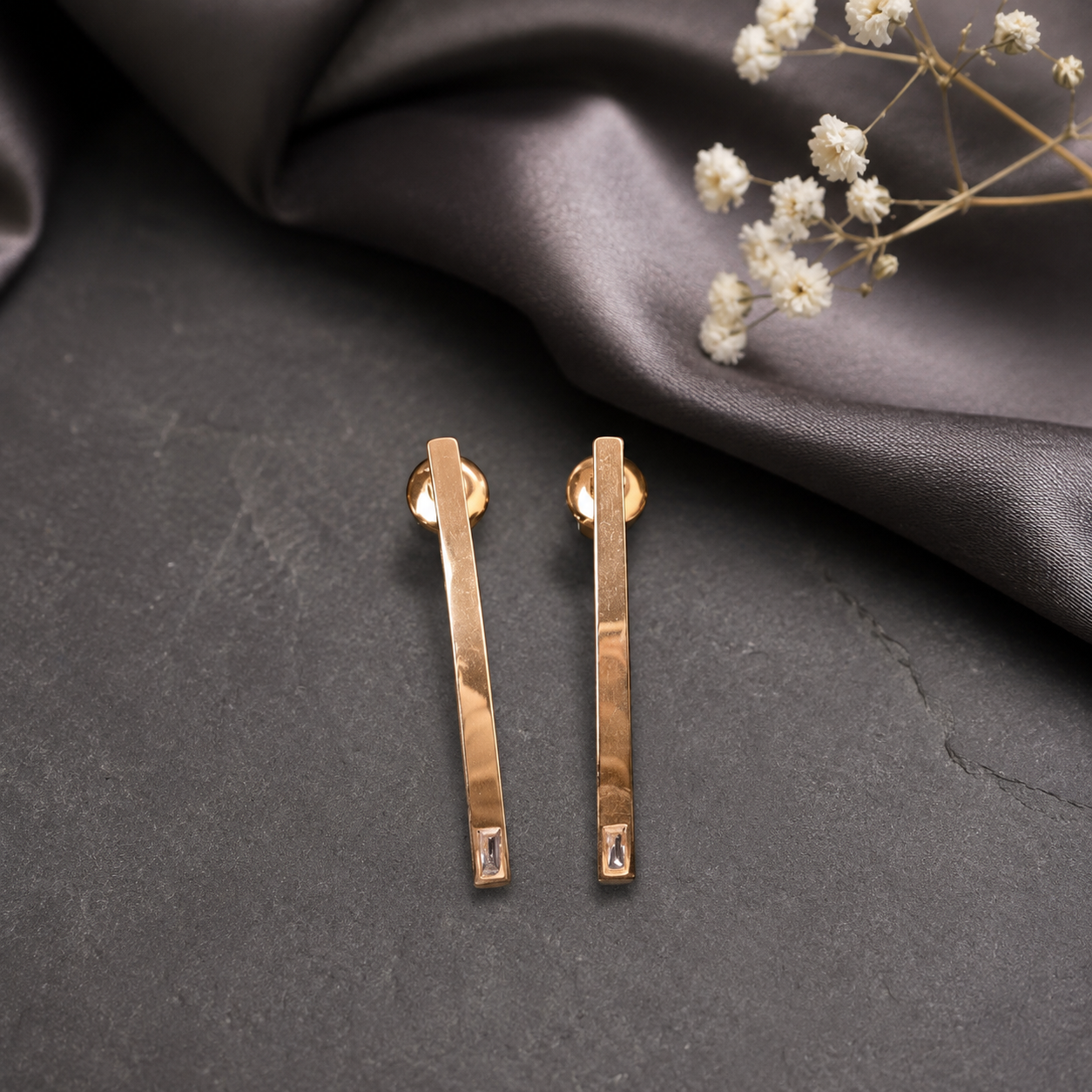 PM022G – Gold Arch Bar Single Baguette Stud Minđuše