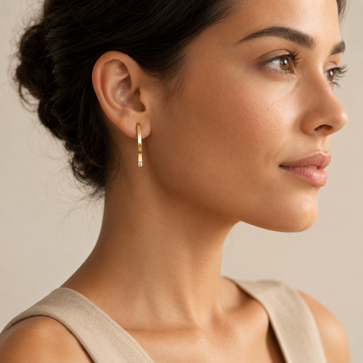 PM022G – Gold Arch Bar Single Baguette Stud Minđuše