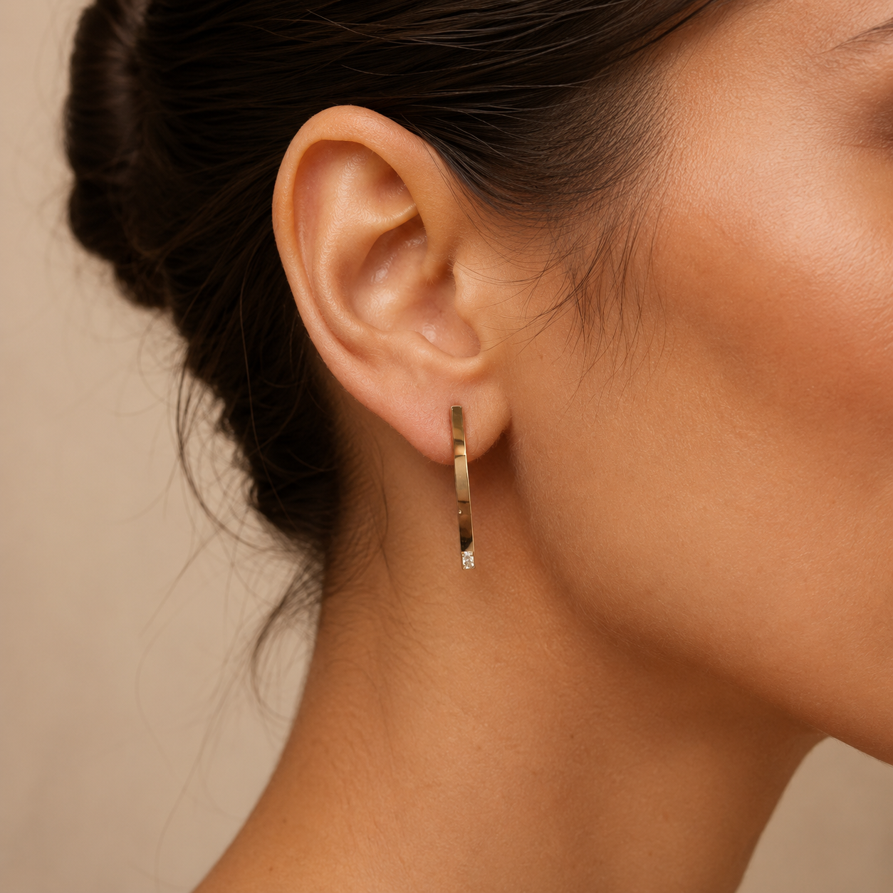 PM022G – Gold Arch Bar Single Baguette Stud Minđuše