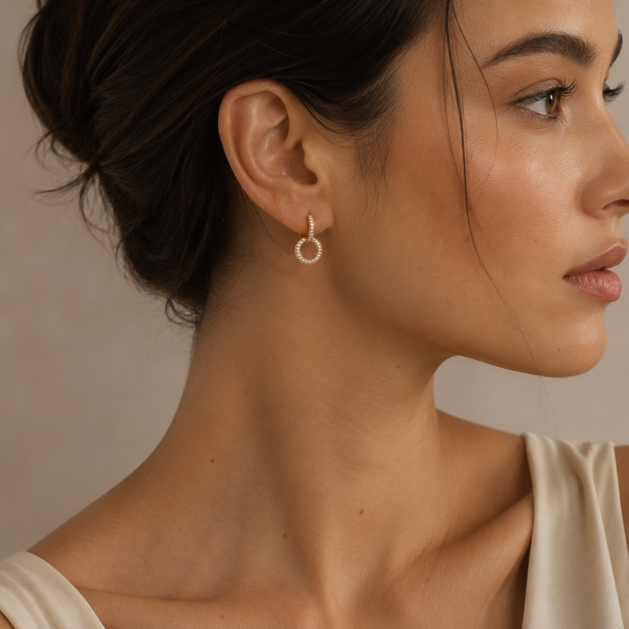 PM025G – Gold Pavé Open Circle Huggie Dangle Minđuše