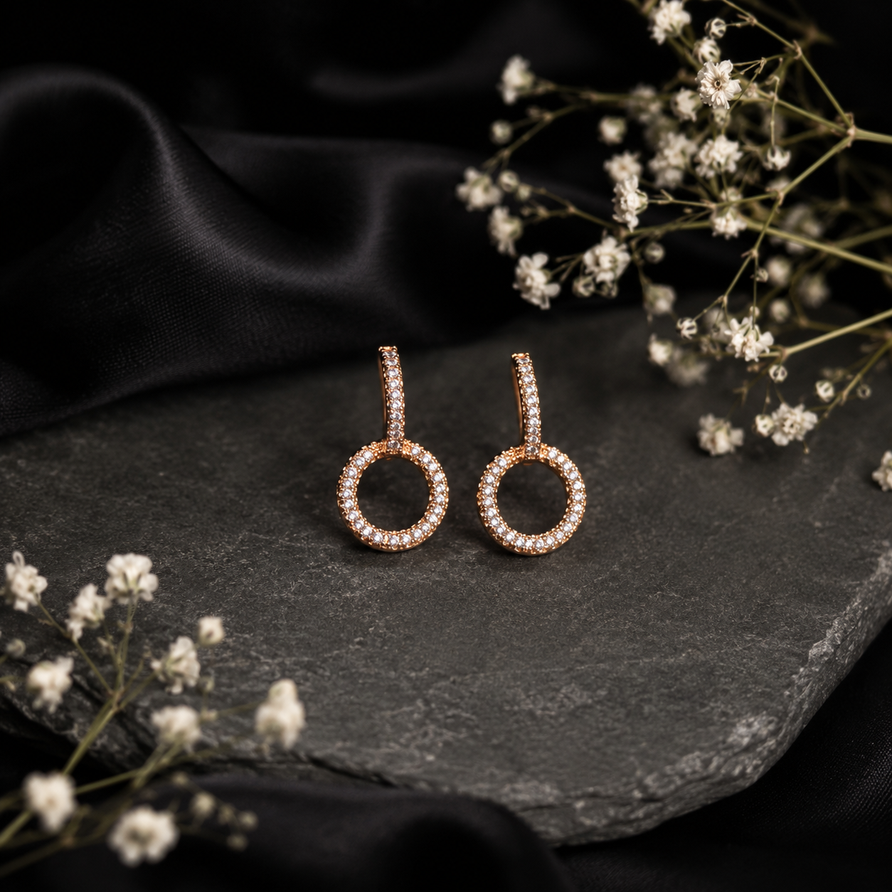 PM025G – Gold Pavé Open Circle Huggie Dangle Minđuše
