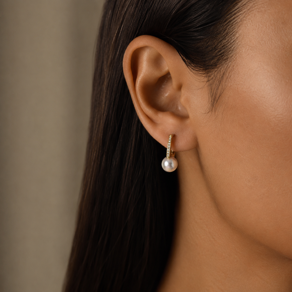 PM029G – Gold Shell Pearl Pavé Bar Huggie Minđuše