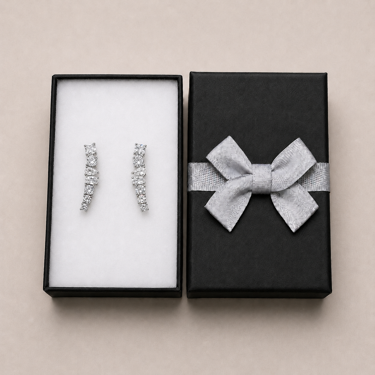 PM146 – Silver Prong CZ Ear Crawler Minđuše
