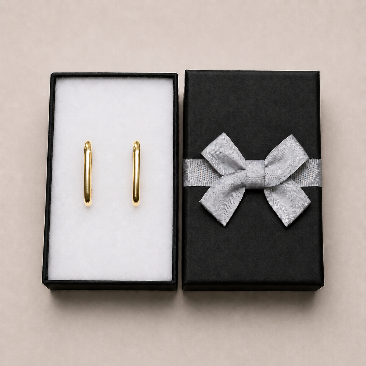 PM049G – Gold Triangle Huggie Minđuše