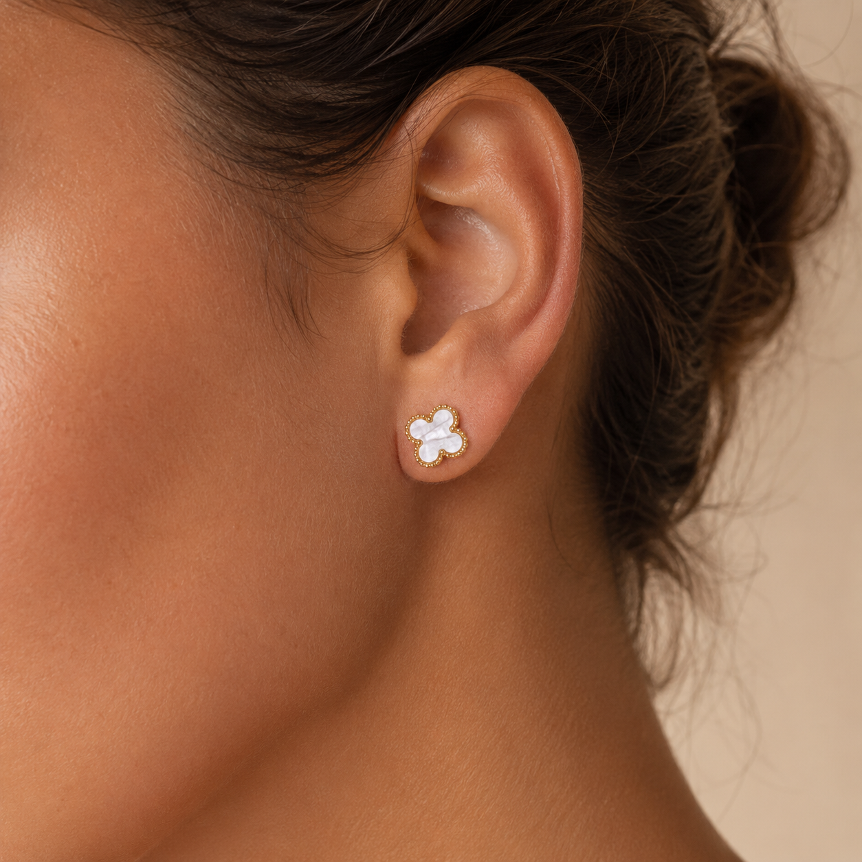 PM050G – Gold L White Four-Leaf Clover Stud Minđuše