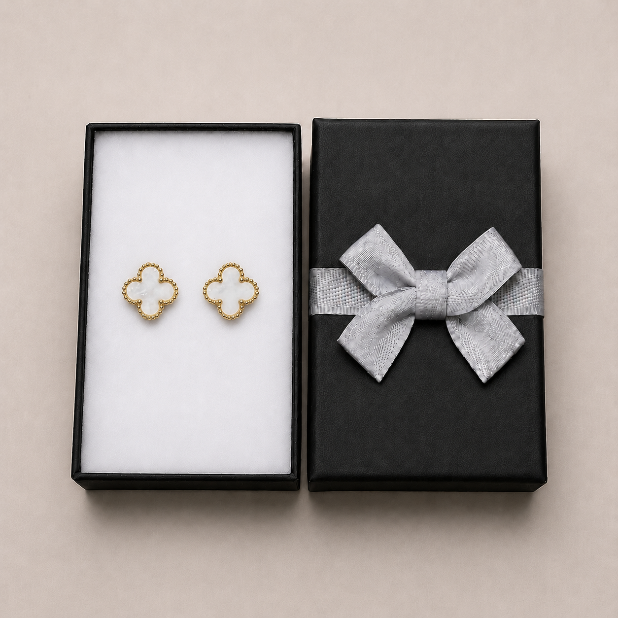 PM050G – Gold L White Four-Leaf Clover Stud Minđuše