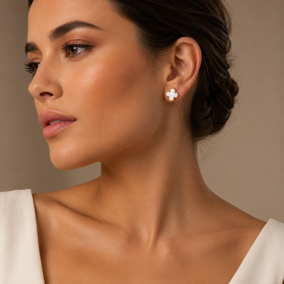 PM050G – Gold L White Four-Leaf Clover Stud Minđuše