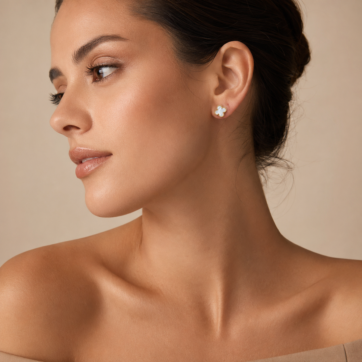 PM051G – Gold S White Four-Leaf Clover Stud Minđuše