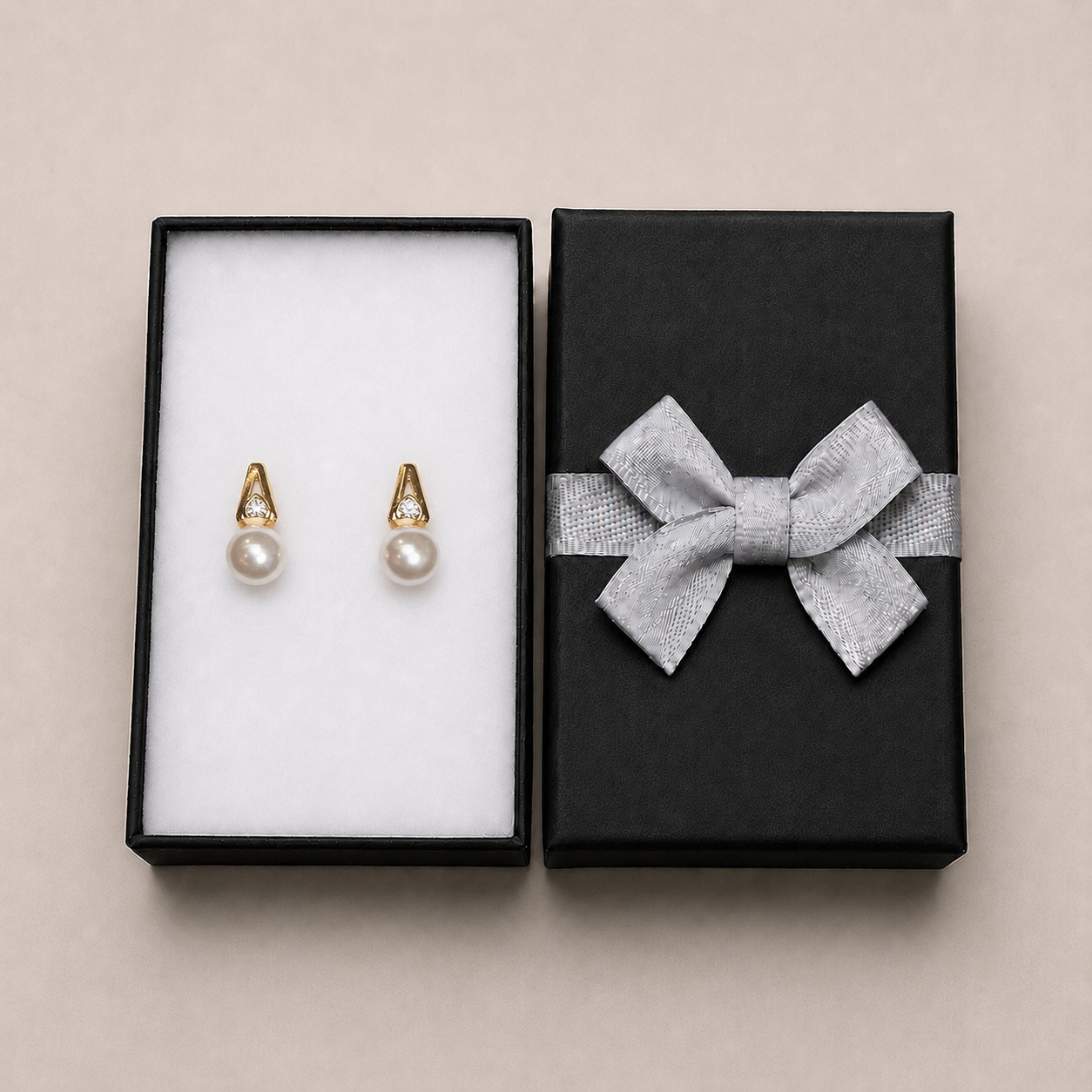 PM053G – Gold V-Bar Pearl Drop Huggie Minđuše