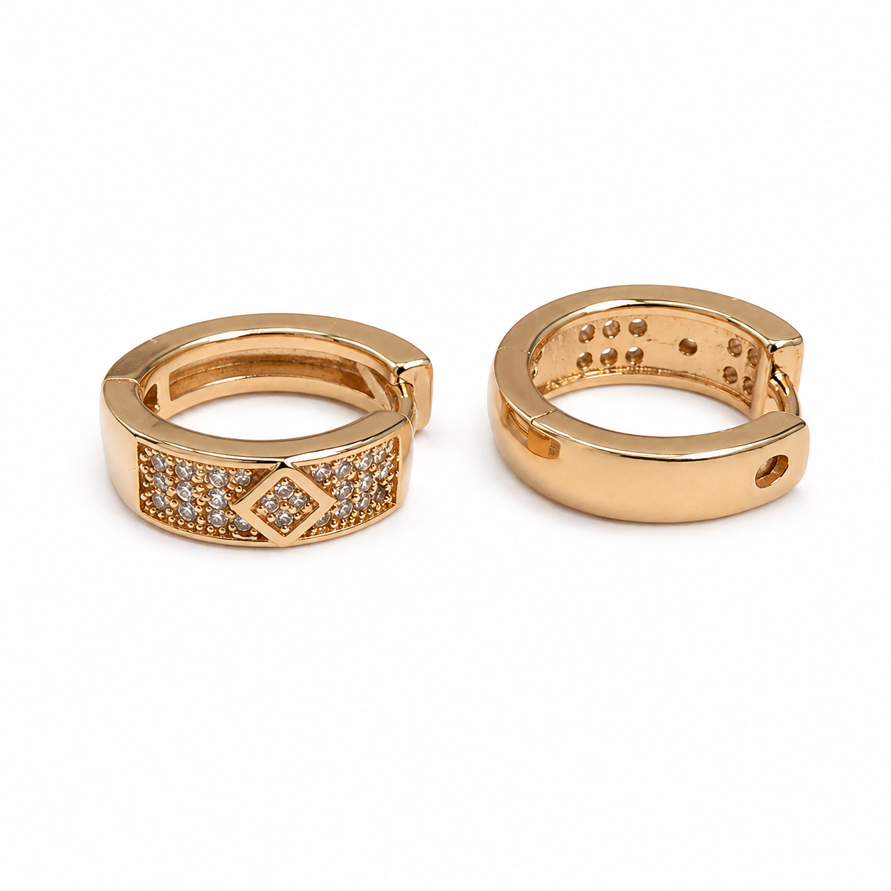 PM054G – Gold Diamond Pavé Pattern Huggie Minđuše