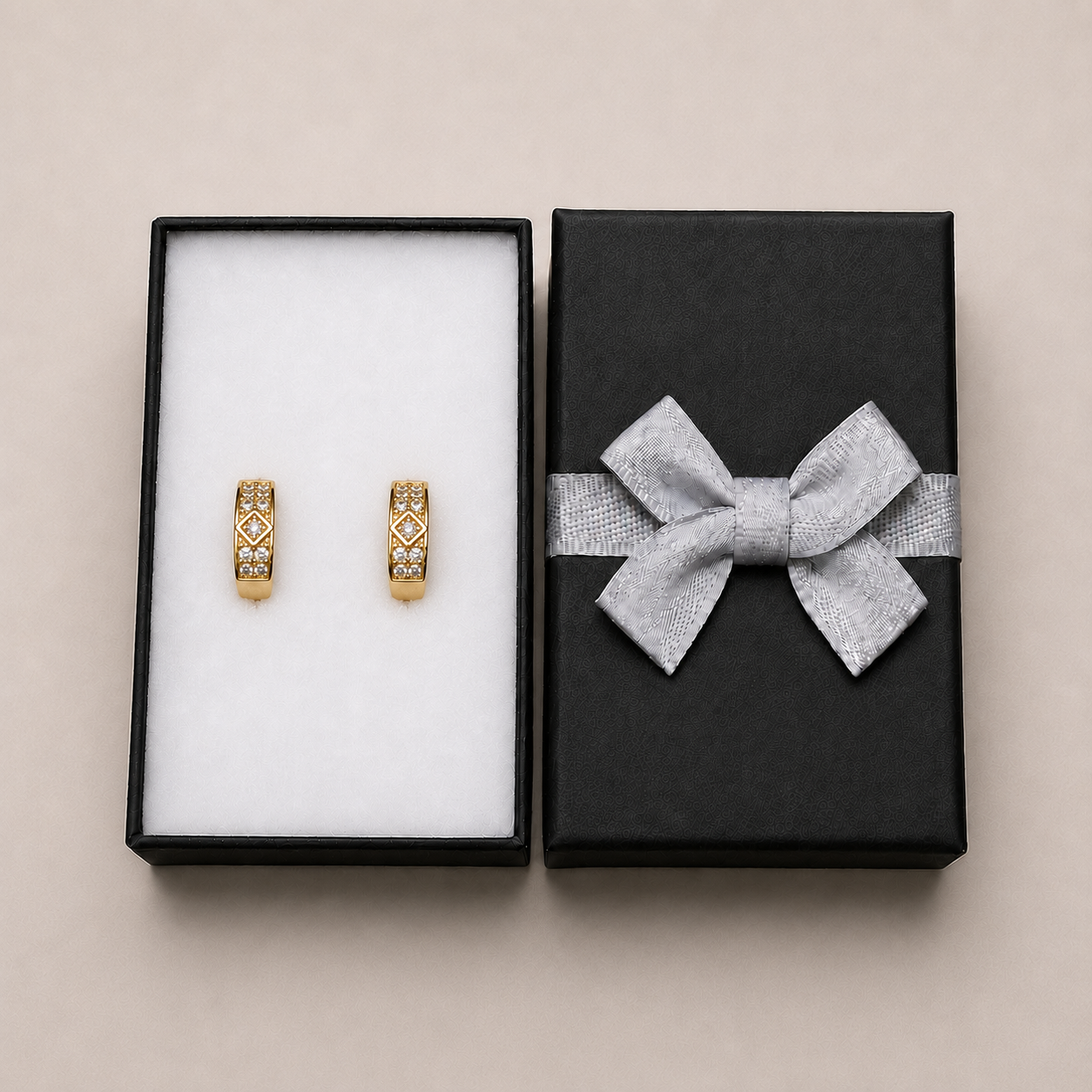 PM054G – Gold Diamond Pavé Pattern Huggie Minđuše