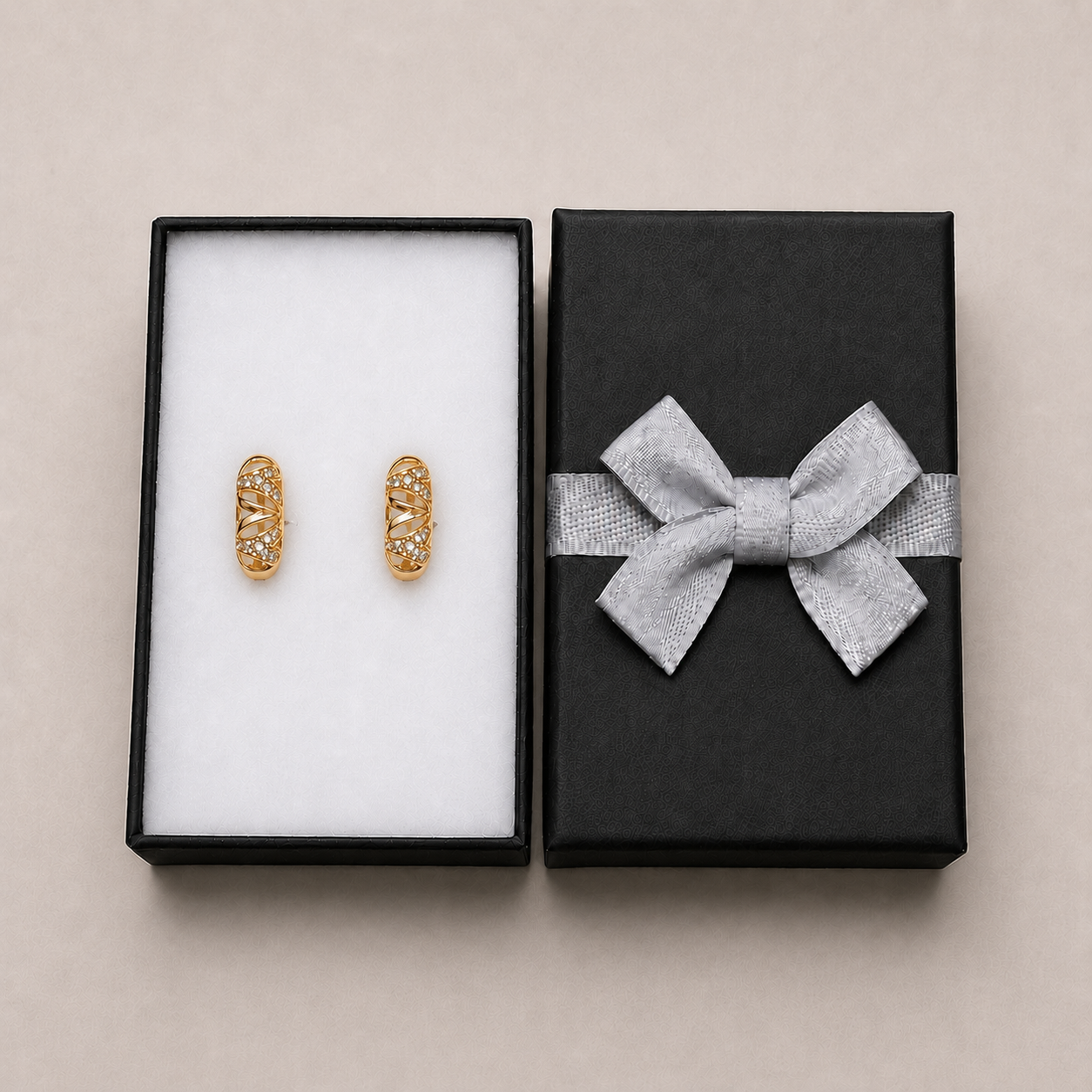 PM055G – Gold Open Lattice Chevron Huggie Minđuše