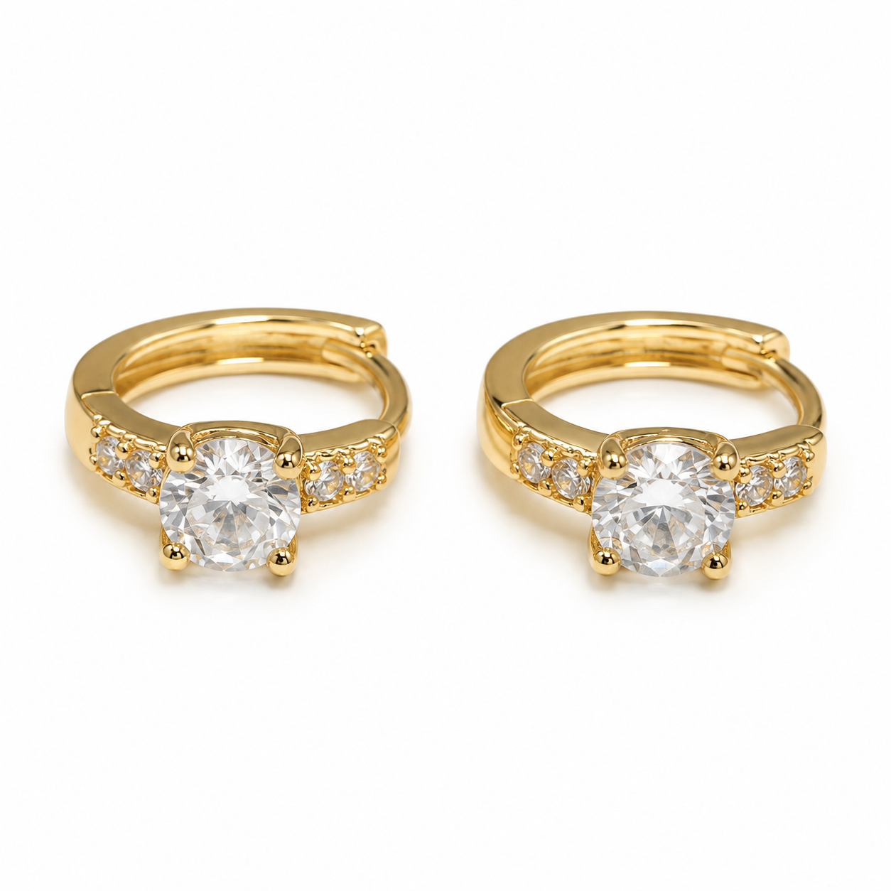 PM057G – Gold Solitaire Ring-Style CZ Huggie Minđuše