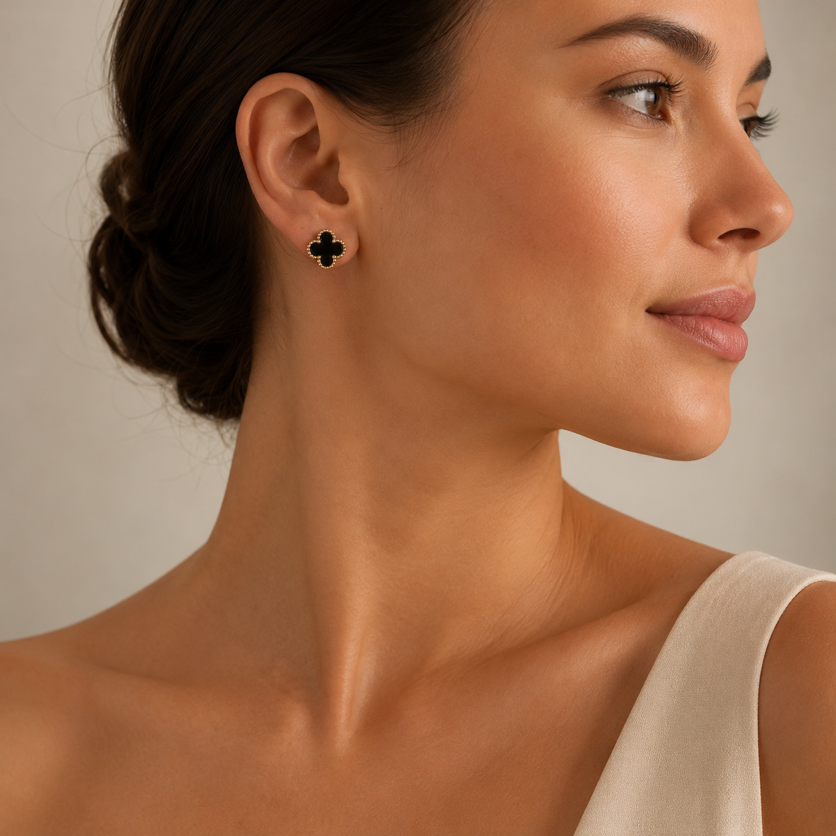 PM043G – Gold L Black Four-Leaf Clover Stud Minđuše