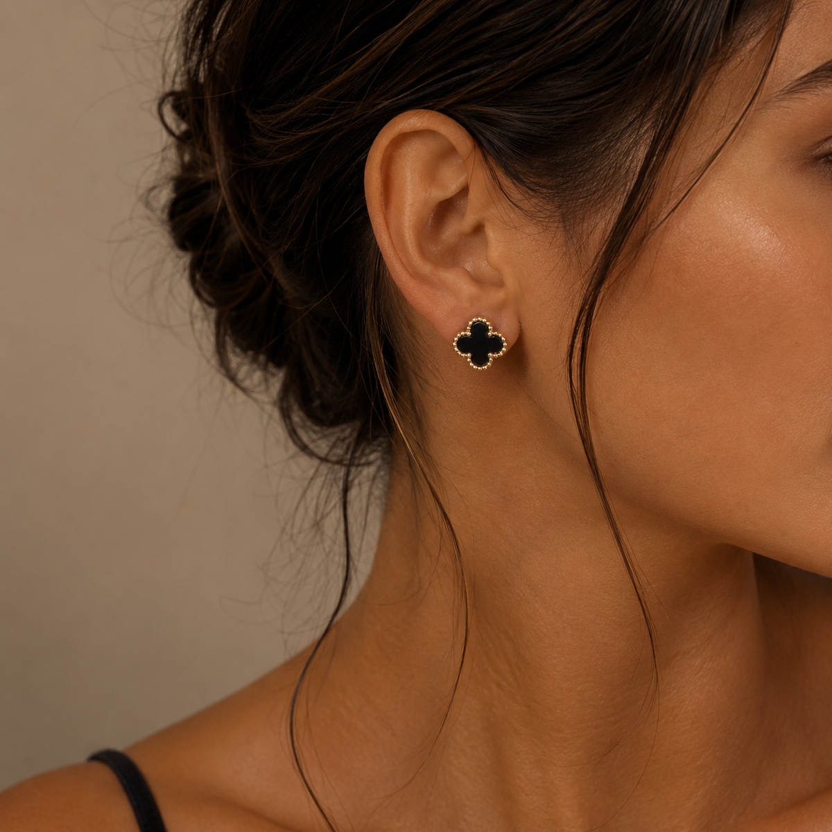 PM043G – Gold L Black Four-Leaf Clover Stud Minđuše