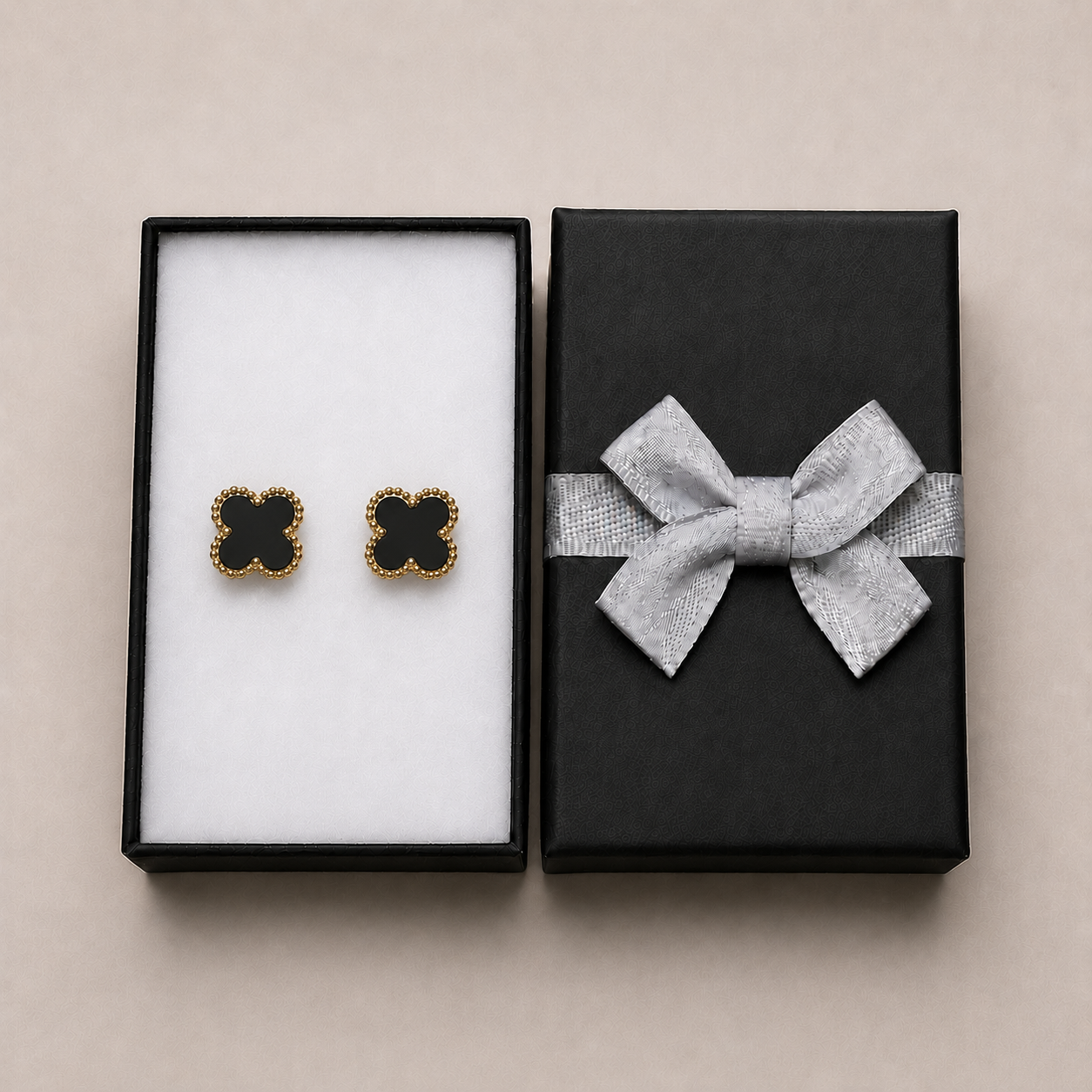 PM043G – Gold L Black Four-Leaf Clover Stud Minđuše