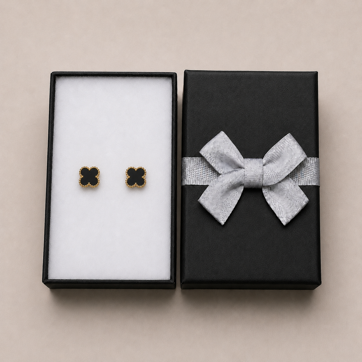 PM044G – Gold S Black Four-Leaf Clover Stud Minđuše