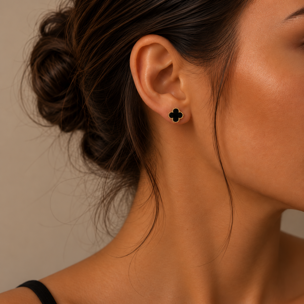 PM044G – Gold S Black Four-Leaf Clover Stud Minđuše
