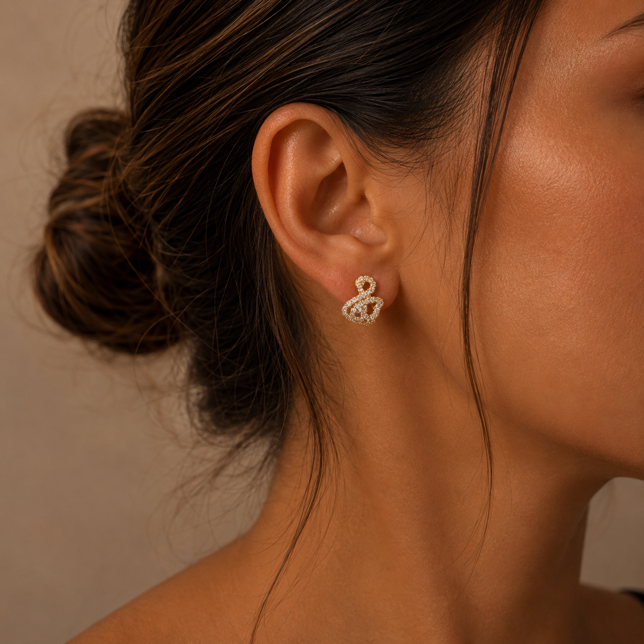 PM046G – Gold Floral Halo Solitaire Pavé Minđuše