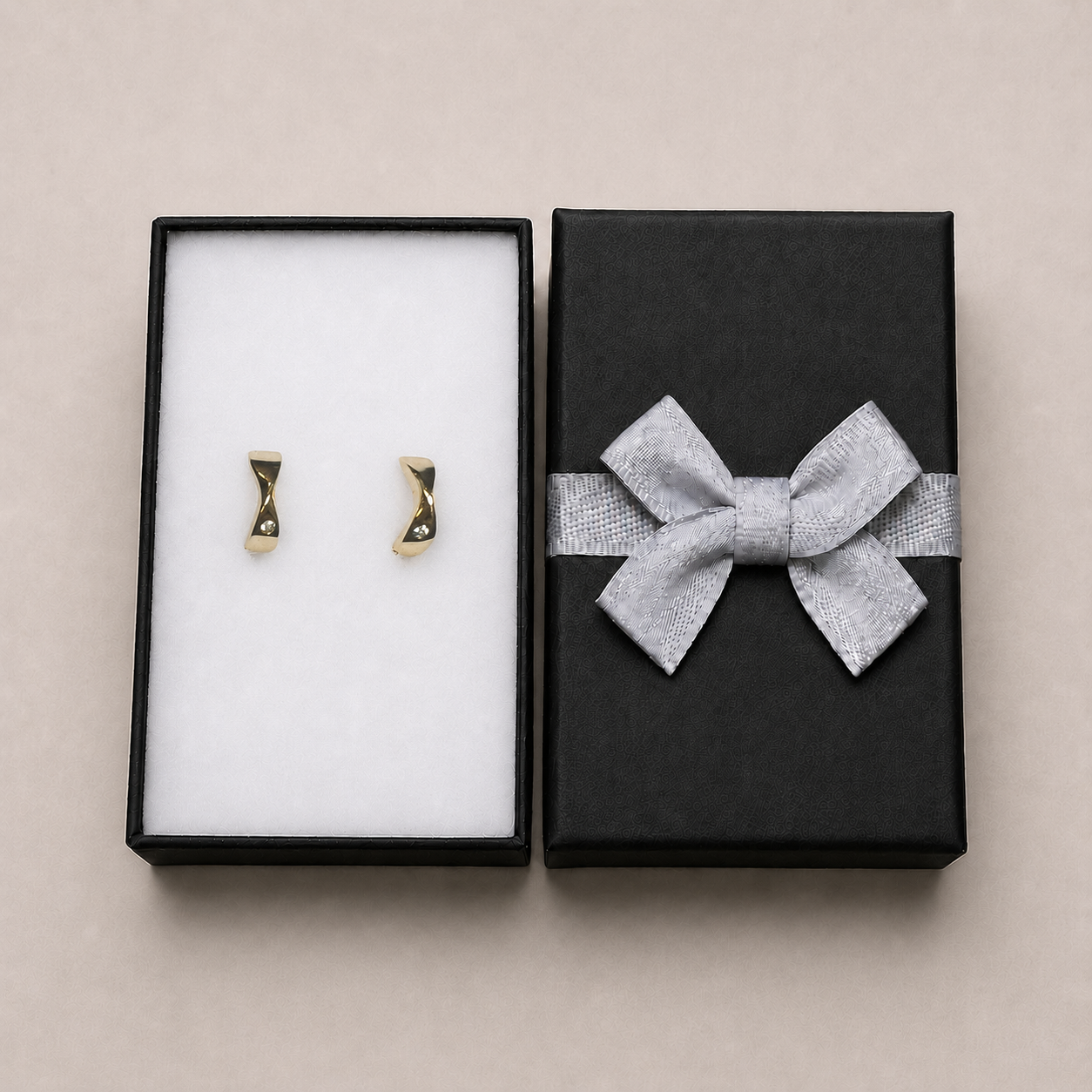 PM047G – Gold Organic Wave Huggie CZ Minđuše